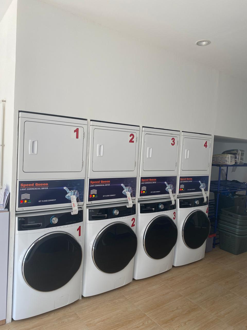 Deretan mesin cuci dan pengering E-Laundry